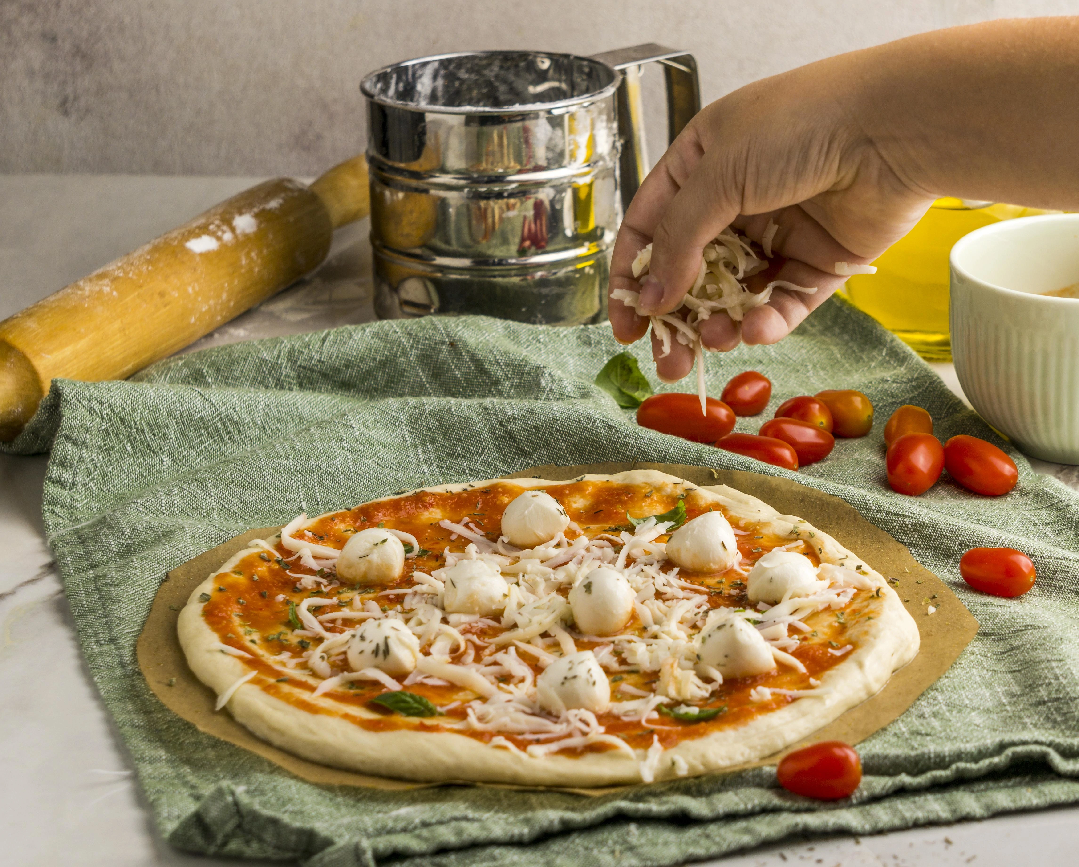 Una persona con un plato de pizzaEl contenido generado por IA puede ser incorrecto.